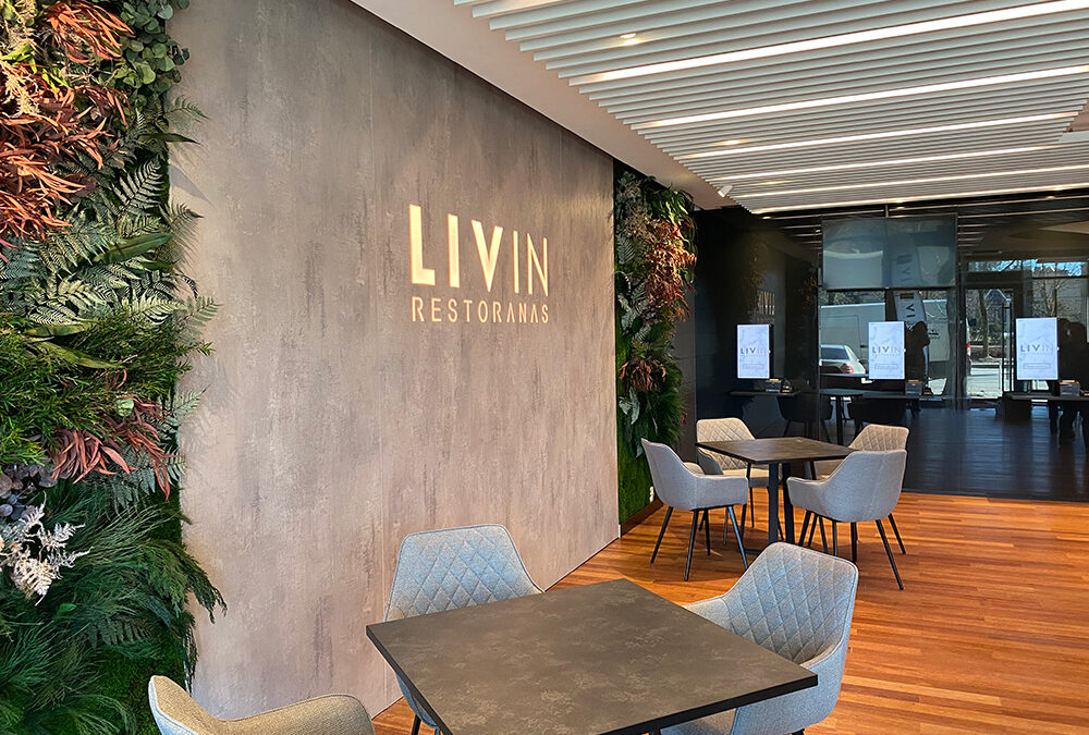 Lapinių augalų siena, dalimis integruota restorane LIVIN